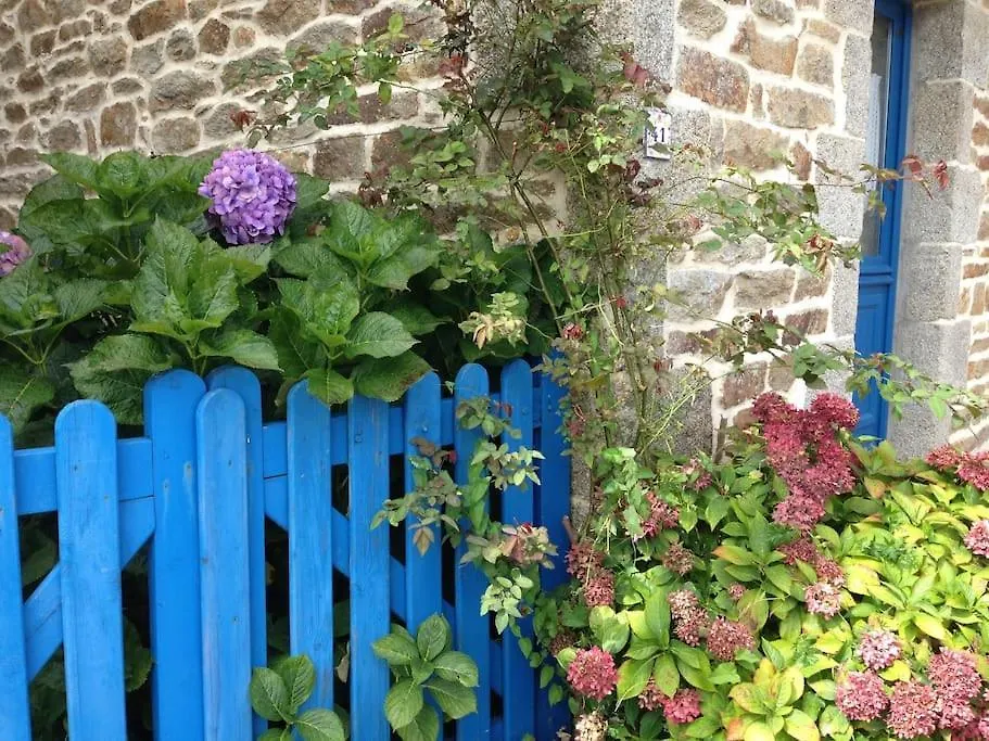 Le Charme D'Une Chaumiere Typiquement Bretonne Concarneau